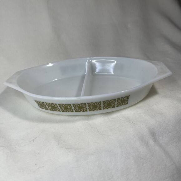 Pyrex 1.5qt Covered Divided Dish - Picture 1 of 3